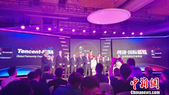 9月20日，国际篮联相关负责人在北京出席fiba全球顶级合作伙伴发布会。　王婧 摄