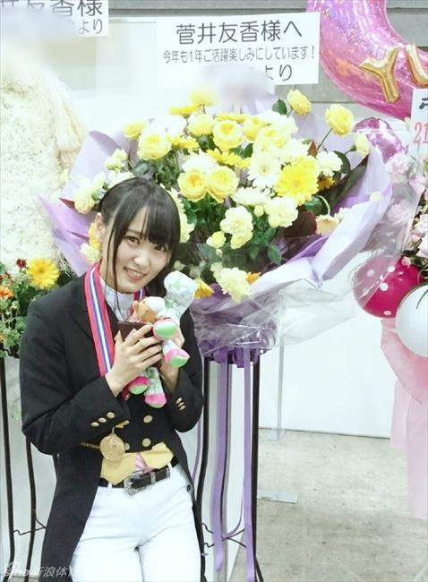 体育花边：清纯女优菅井友香献马术大片 学生制服清纯可人