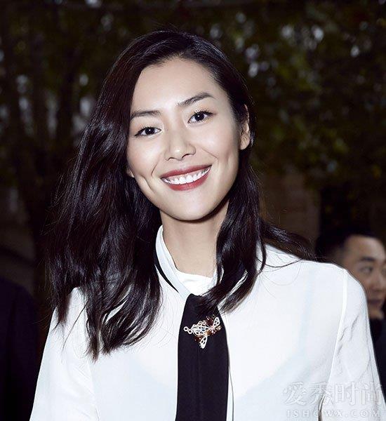 博彩花边：刘雯重返维秘大秀试装图曝光 长腿撩人美胸吸睛
