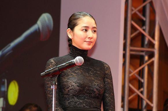 玩球花边：帮我扶着路！日本百名最强巨胸来袭 长泽雅美在列