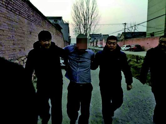 国内彩市：男子买彩票欠账两万 逃亡后冒用弟弟身份生活