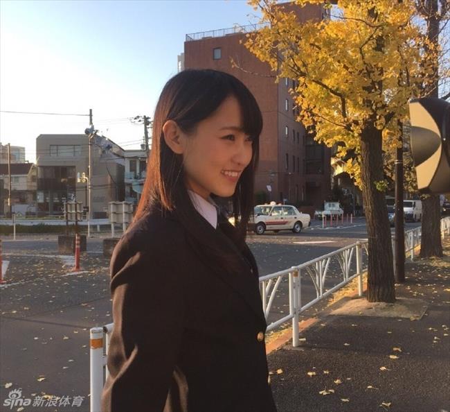 体育花边：清纯女优菅井友香献马术大片 学生制服清纯可人