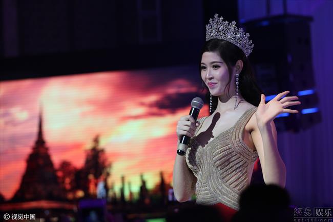 博彩花边：泰国人妖皇后兰斯爆乳捞金 性感引人围观拍照