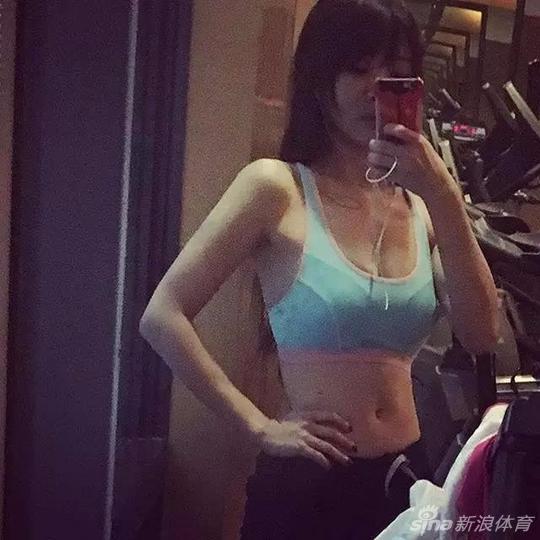 玩球花边：台湾嫩模女主播DenKa晒健身照 完美身材羡煞众人