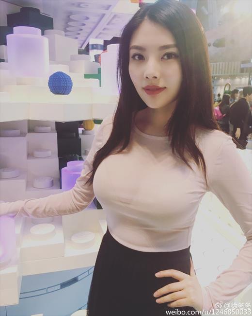 玩球花边：徐冬冬穿紧身衣完美身材暴露无遗 这胸真是够抢镜！