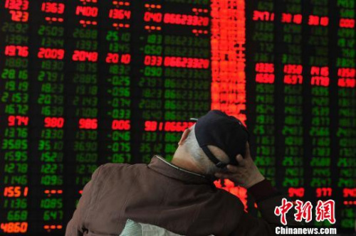 资料图：股民关注大盘走势。　韦亮　摄