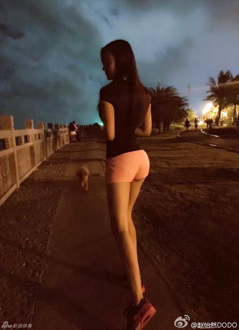 体坛花边：女主播赵怡然傲人身材撑爆上衣走红 还是铁杆球迷