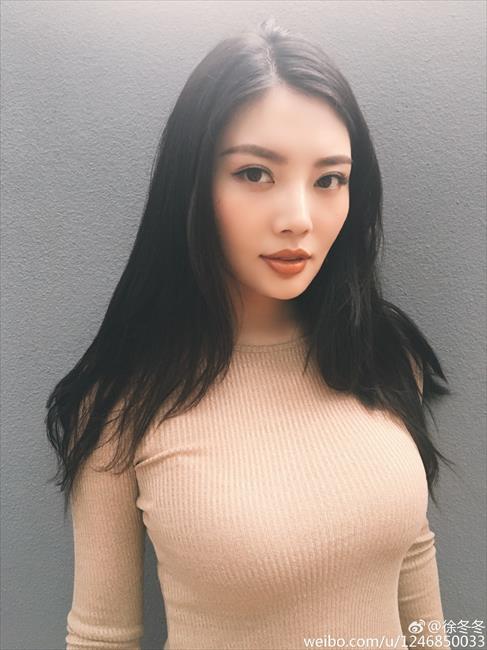 玩球花边：徐冬冬穿紧身衣完美身材暴露无遗 这胸真是够抢镜！
