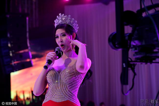 博彩花边：泰国人妖皇后兰斯爆乳捞金 性感引人围观拍照
