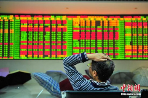 资料图：证券公司交易大厅里的股民。中新社发 刘冉阳 摄
