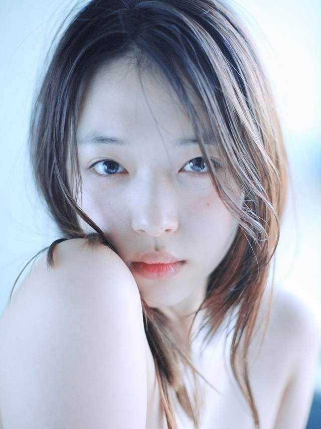 博彩花边：性感女星崔雪莉尺度再突破？韩版《花花公子》第一刊封面女郎？