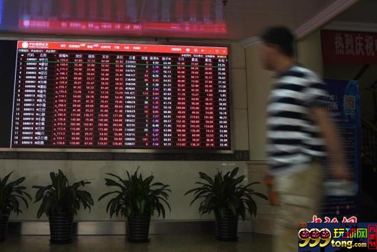 资料图：投资者经过一处证券营业部内科创板行情信息显示屏。中新社记者 侯宇 摄