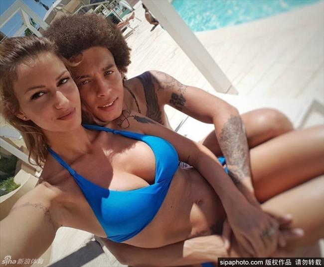 体坛花边：中超新援维特塞尔家庭私照曝光 其娇妻秀美胸超辣