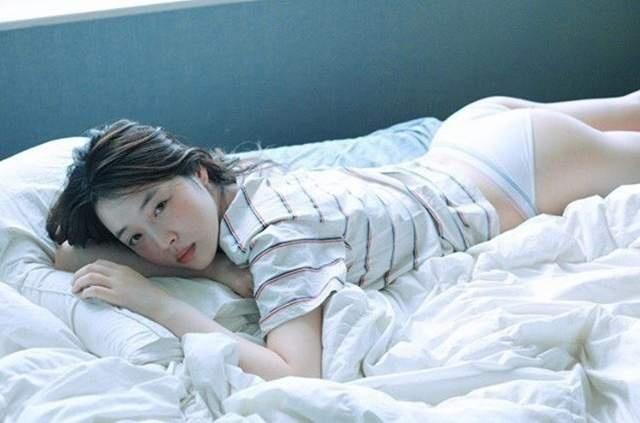 博彩花边：性感女星崔雪莉尺度再突破？韩版《花花公子》第一刊封面女郎？