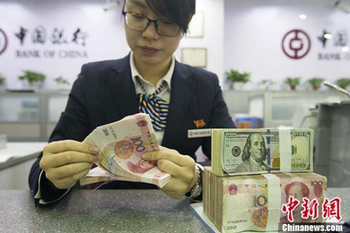 资料图：银行工作人员正在清点货币。 中新社记者 张云 摄