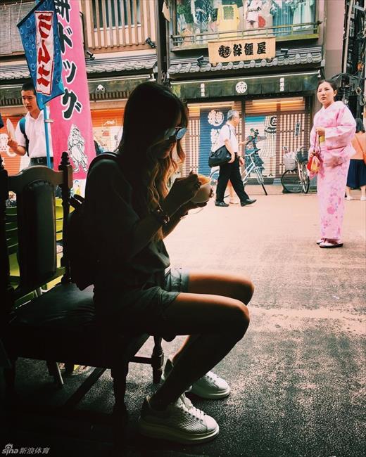 玩球网报：罗马门将什琴斯尼娇妻玛丽娜性感私房照 尽显妩媚美