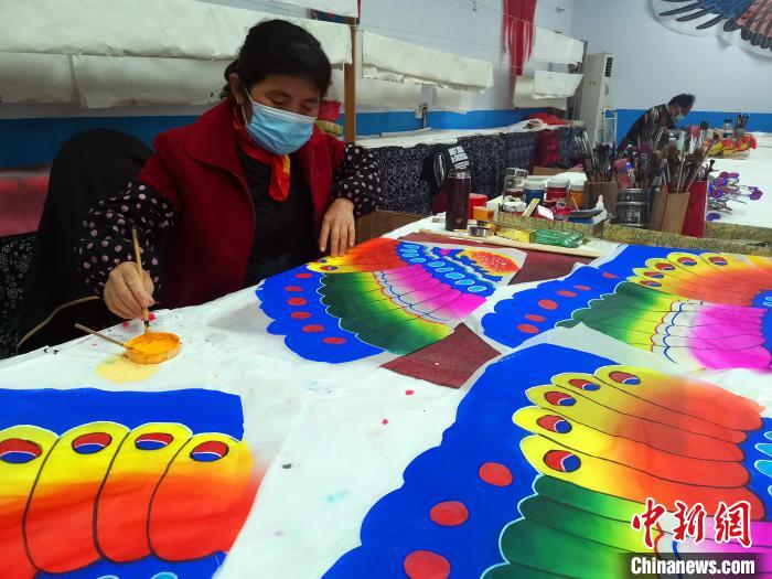 图为，潍坊手艺人正在制作风筝。　孙宏瑗 摄