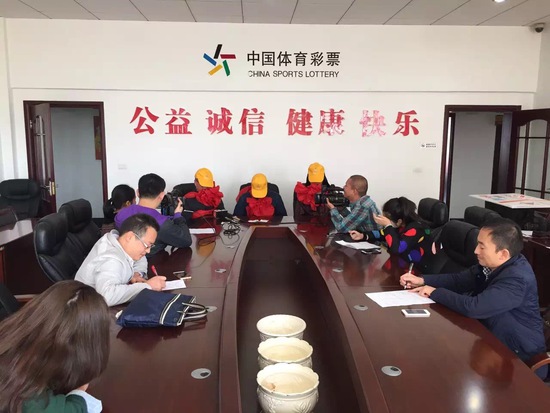 彩市新闻：贵州三位大奖得主同日领奖 装扮一致齐低头(图)