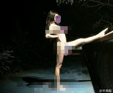 玩球花边：女子凌晨在大雁塔景区拍裸体写真 自称为“好玩”