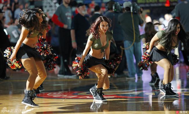 玩球花边：NBA常规赛拉拉队宝贝精选 短裙低胸装性感十足