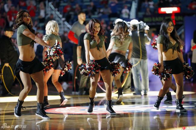 玩球花边：NBA常规赛拉拉队宝贝精选 短裙低胸装性感十足