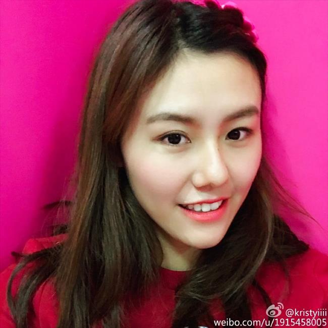 博彩花边：泳坛女神刘湘晒美照 肤白貌美似邻家女孩