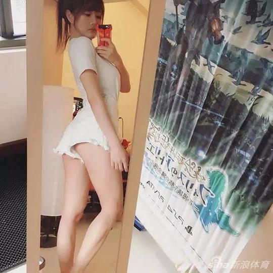 玩球花边：台湾嫩模女主播DenKa晒健身照 完美身材羡煞众人