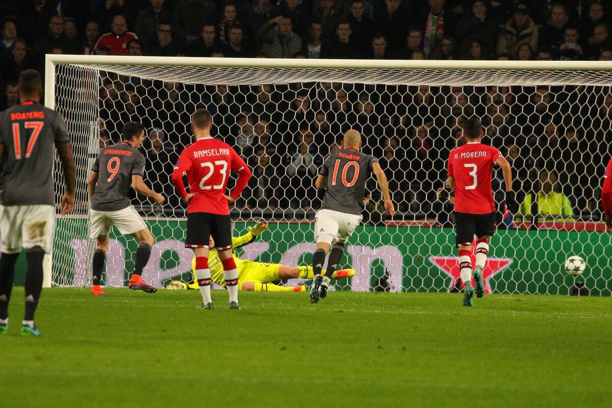 玩球赛报：欧冠-莱万两球阿里亚斯越位破门 拜仁2-1埃因霍温