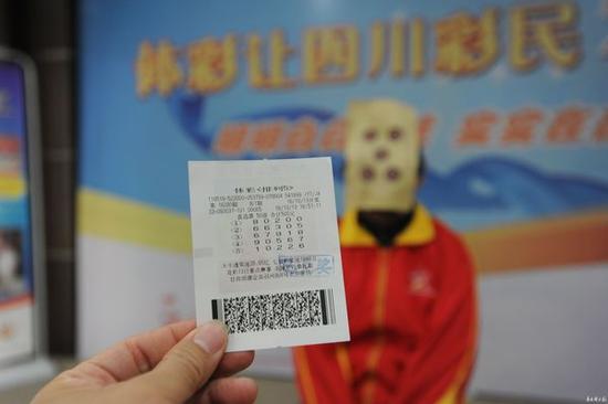 彩市新闻：男子蹲厕时想出号码中500万 戴麻匪面具领奖