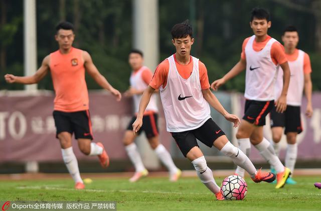 玩球赛报：中超首位00后出场 传承！郑叔亲自给他戴袖标