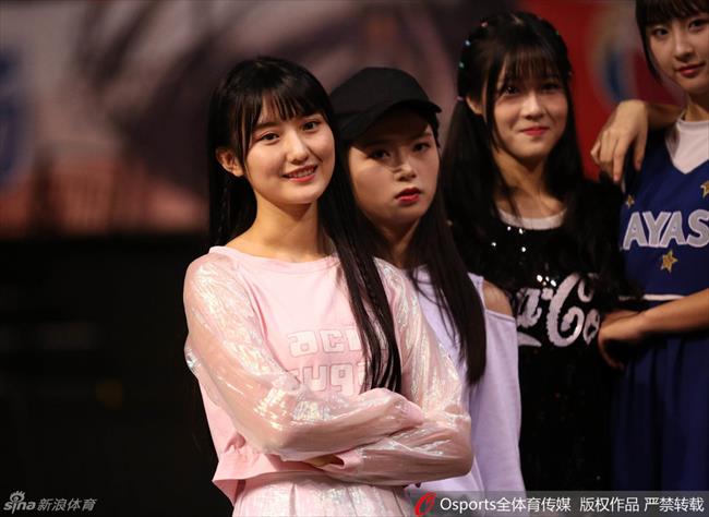 玩球花边：GNZ48女团助威CBA半决赛 跳舞唱歌靓丽吸睛