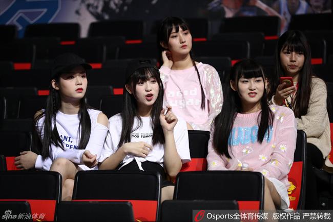 玩球花边：GNZ48女团助威CBA半决赛 跳舞唱歌靓丽吸睛
