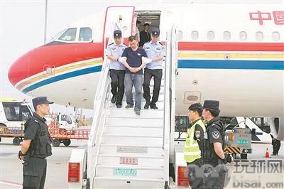 红通人员逃亡路：疯狂赌博欠巨债 畏罪出逃国外终自首