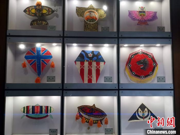 图为，杨家埠风筝博物馆内各国风筝展示。　孙宏瑗 摄