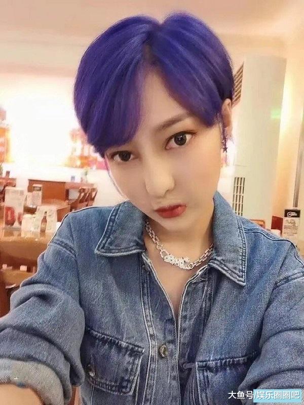 郭美美出狱后自曝近照, 染紫色头发网红蛇精脸与出狱前判若两人（图2）