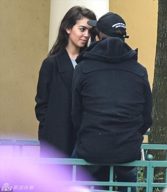 博彩花边：C罗新女友乔尔吉娜酥胸高挺 性感美腿让人遐想无限