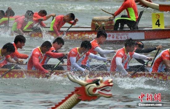 5月30日端午节，2017年中华龙舟大赛决赛在福州举行。中新社记者 吕明 摄