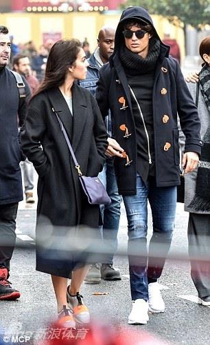 博彩花边：C罗新女友乔尔吉娜酥胸高挺 性感美腿让人遐想无限