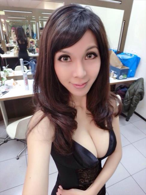 博彩花边：台湾瑜伽女神房妍爆性感照 G奶翘臀吸粉过百万