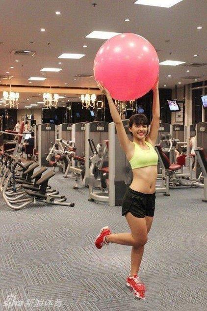 体坛花边：越南19岁美女拳击手黎颜性感私照 19岁早已身家过亿