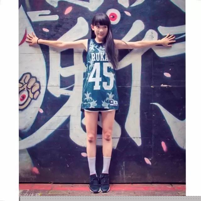 玩球花边：台湾篮球妹纸王宇君走红 甜美可爱清纯到令人想犯规