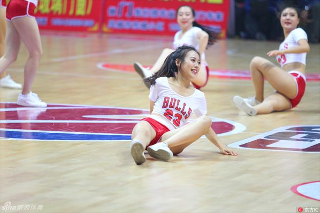 博彩资讯：CBA季前赛啦啦宝贝高叉腿 热舞助阵无惧走光