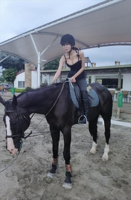 博彩花边：台湾瑜伽女神房妍爆性感照 G奶翘臀吸粉过百万