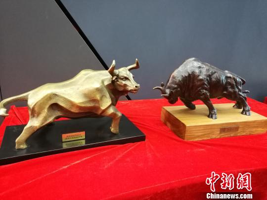 深港交易所互相赠送铜牛，期盼两地市场牛气运行 郑小红 摄
