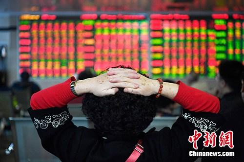 10月19日，成都某证券营业部的股民关注大盘走势。截至当日收盘，沪指收报2550.47点，涨2.58%，成交额1301亿。深成指收报7387.74点，涨2.79%，成交额1569亿。创业板收报1249.89点，涨3.72%，成交额533亿。中新社记者 安源 摄