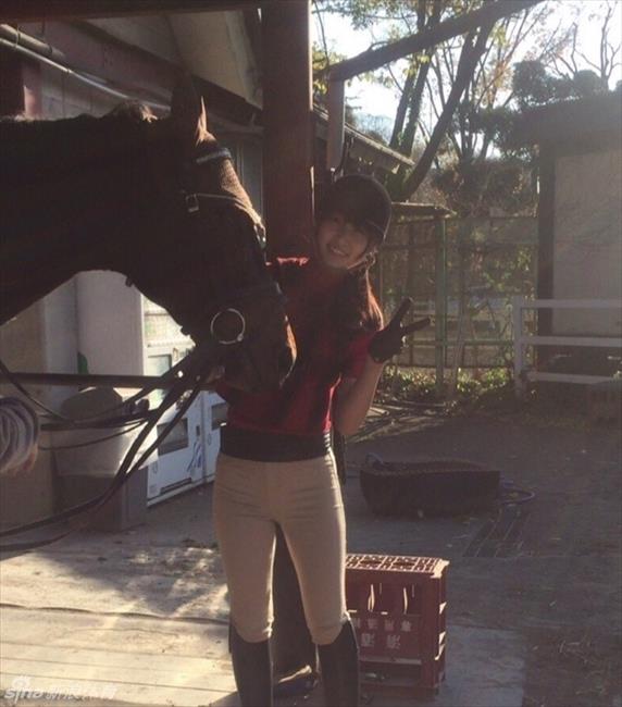 体育花边：清纯女优菅井友香献马术大片 学生制服清纯可人