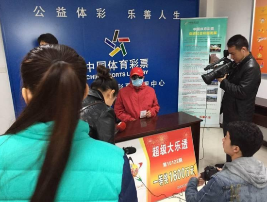 博彩资讯：1600万得主现身兑奖 全副武装接受电视采访(图)