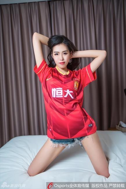 玩球花边：恒大足球宝贝性感床照秀美腿 为恒大亚冠助威