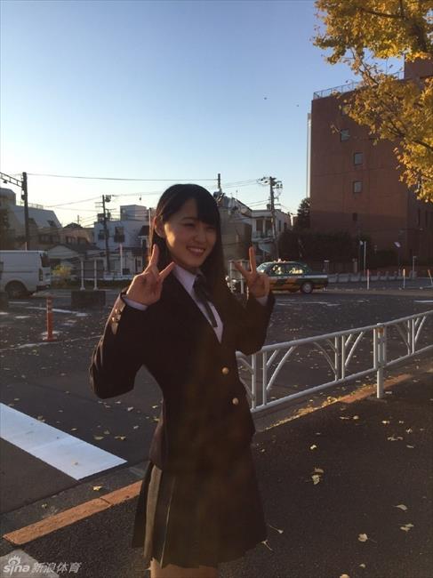 体育花边：清纯女优菅井友香献马术大片 学生制服清纯可人
