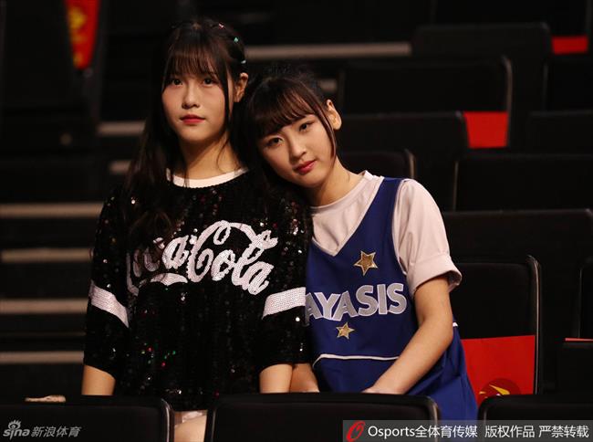 玩球花边：GNZ48女团助威CBA半决赛 跳舞唱歌靓丽吸睛
